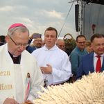 Biskup płocki poświęcił wieniec powiatu ciech.